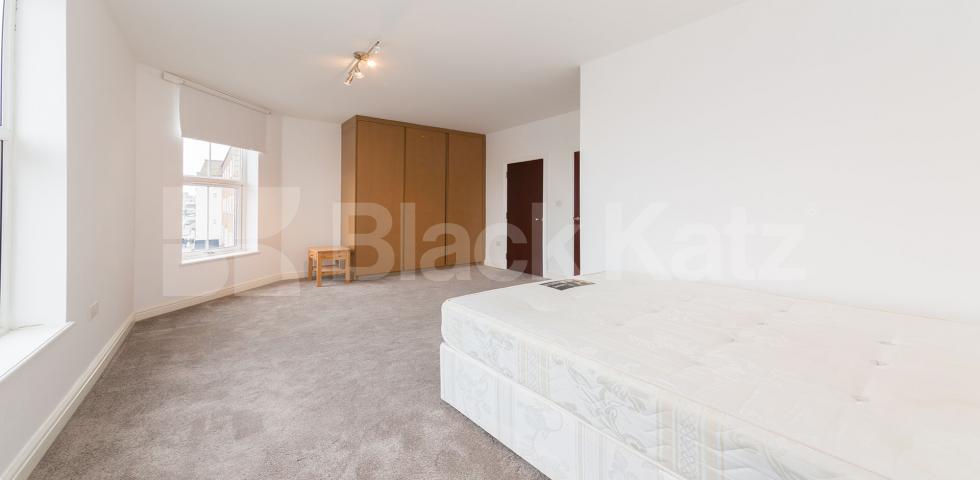 			STUNNING SPACIOUS SPLIT LEVEL 3 BEDROOM FLAT, 3 Bedroom, 1 bath, 1 reception Flat			 Springdale Road , Stoke Newington